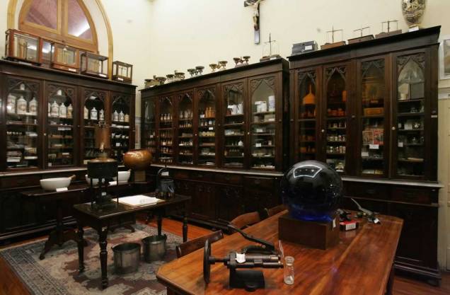 Sala da Farmácia: vidros e remédios do século XIX e outras curiosidades Sala da Farmácia: vidros e remédios do século XIX e outras curiosidades