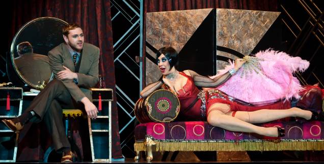 Claudia Raia e Guilherme Magon como a dançarina Sally Bowles e o escritor Cliff Brad Shaw na versão brasileira do musical Cabaret