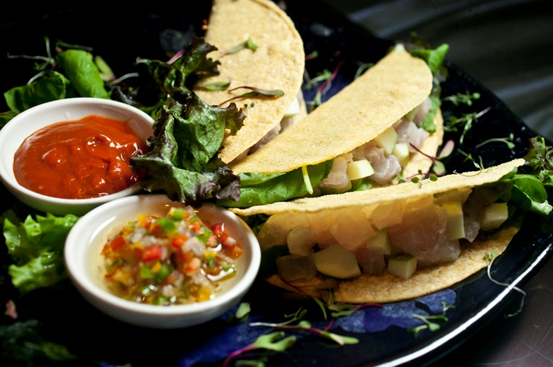 Na linha moderninha, os tacos de ceviche são tortilhas mexicanas recheadas de cubos de peixe branco e de maçã verde e leite de coco