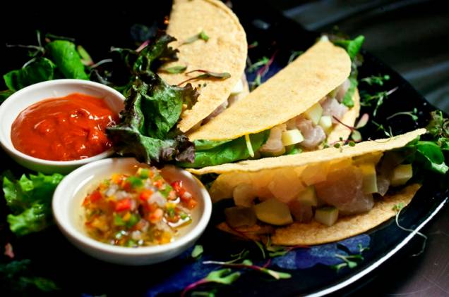 Na linha moderninha, os tacos de ceviche são tortilhas mexicanas recheadas de cubos de peixe branco e de maçã verde e leite de coco Na linha moderninha, os tacos de ceviche são tortilhas mexicanas recheadas de cubos de peixe branco e de maçã verde e leite de coco