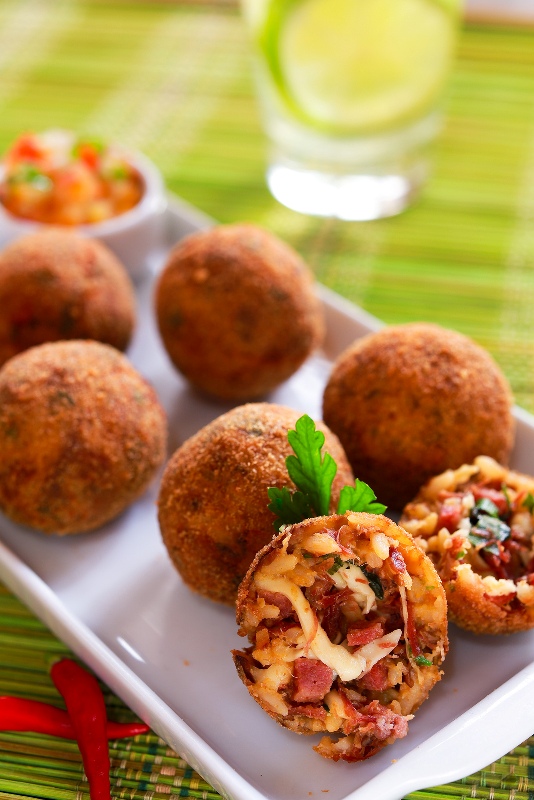 Bolinho de baião de dois: petisco, que foi um dos vencedores do Comida Di Buteco 2013, entrou para o cardápio fixo do bar Bolinho de baião de dois: petisco, que foi um dos vencedores do Comida Di Buteco 2013, entrou para o cardápio fixo do bar