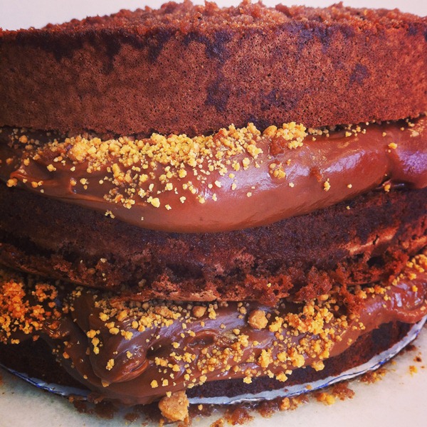 Naked cake de brigadeiro com paçoca