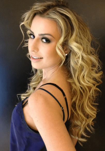 Nanda Keulla em look inspirado na diva latina Shakira