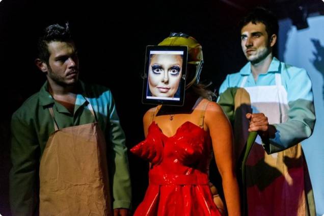Cena da peça encenada nos Satyros, E Se Fez a Humanidade Ciborgue em Sete Dias - Não Morrerás