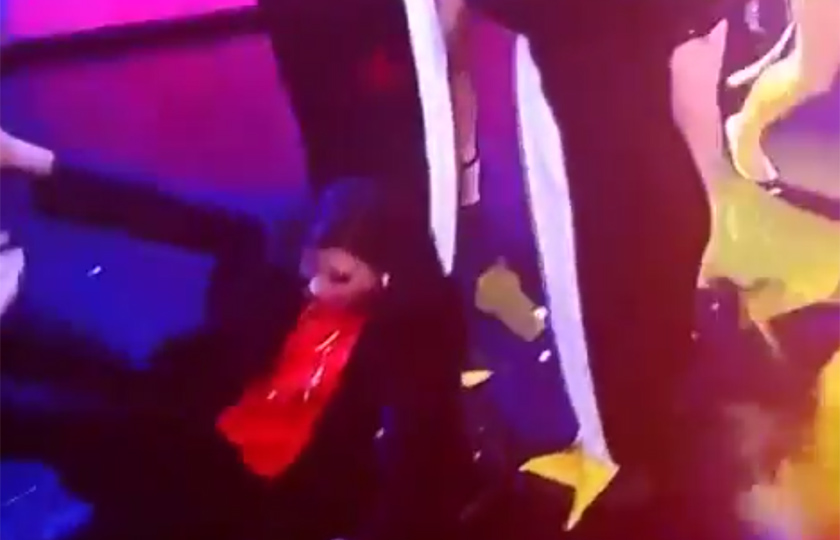 Narcisa Tamborindeguy cai no palco em programa em homenagem a Tatá Werneck