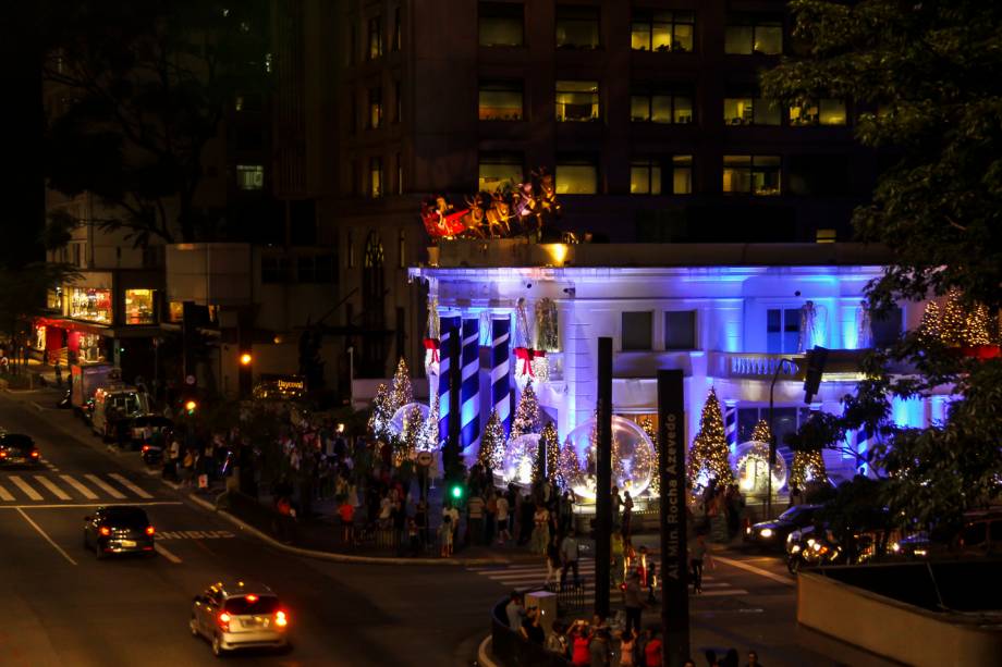 Região: além do palco da Paulista, vários prédios ao longo da avenida fazem decorações especiais para o natal