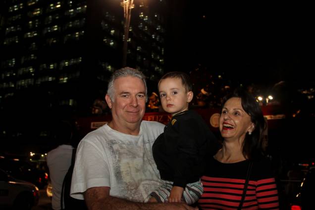 O engenheiro Sérgio Toro e a mulher Lúcia levaram o neto Lucas para conferir a decoração