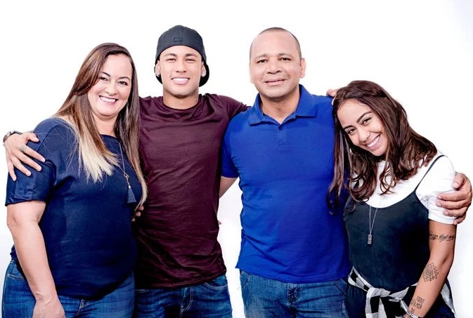 Neymar ao lado dos pais e da irmã: primeiro comercial em família (Foto: Divulgação)
