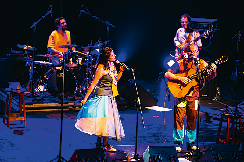 Sarah Abreu e Joel Teixeira: espetáculo colorido