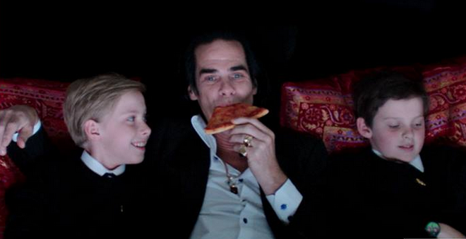 Nick Cave e os filhos Arthur (à esq.) e Earl em cena do documentário em uma foto de divulgação do documentário "20,000 Days on Earth"