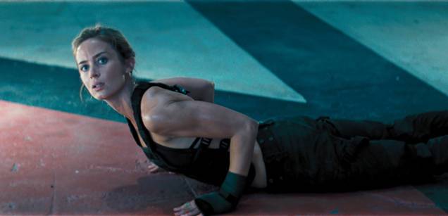 A guerreira Rita Vrataski (Emily Blunt) faz parceria com Bill Cage (Tom Cruise)