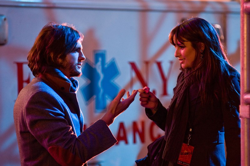Noite de Ano Novo: Ashton Kutcher e Lea Michele interpretam um casal que se conheceu num elevador quebrado