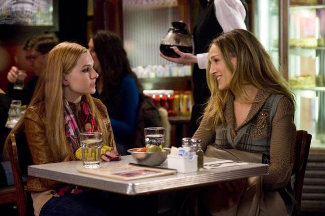 Abigail Breslin e Sarah Jessica Parker em Noite de Ano Novo: atrizes interpretam mãe e filha Abigail Breslin e Sarah Jessica Parker em Noite de Ano Novo: atrizes interpretam mãe e filha