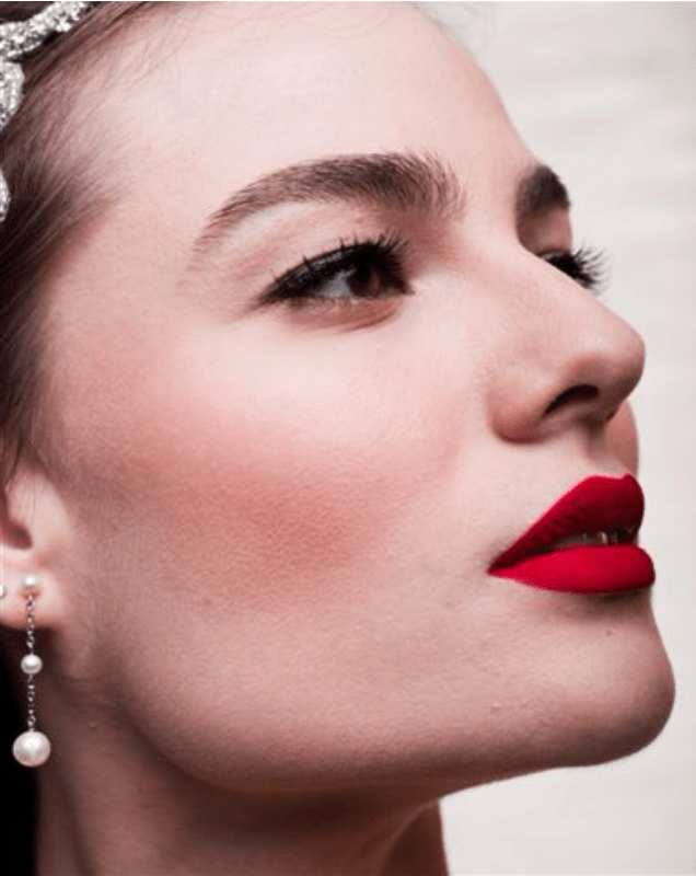 Noiva com boca vermelha é sexy e moderna