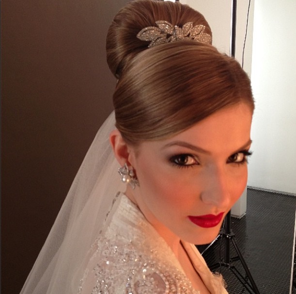 Noiva clássica – com boca vermelha