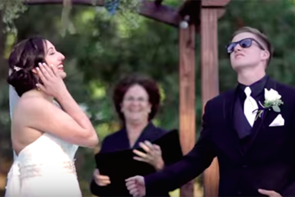 Noivo faz surpresa e canta uma seleção incrível de canções de amor em casamento