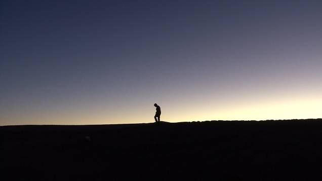 No Chile, a três mil metros de altura, astrônomos vindos do mundo todo se reúnem no deserto do Atacama para observar as estrelas: Nostalgia da Luz, de Patricio Guzmán