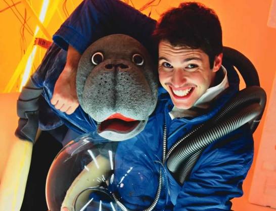 Tom (o ator Bruno Kott) e o simpático peixe-boi Ziggy: cenário e luzes simulam uma nave