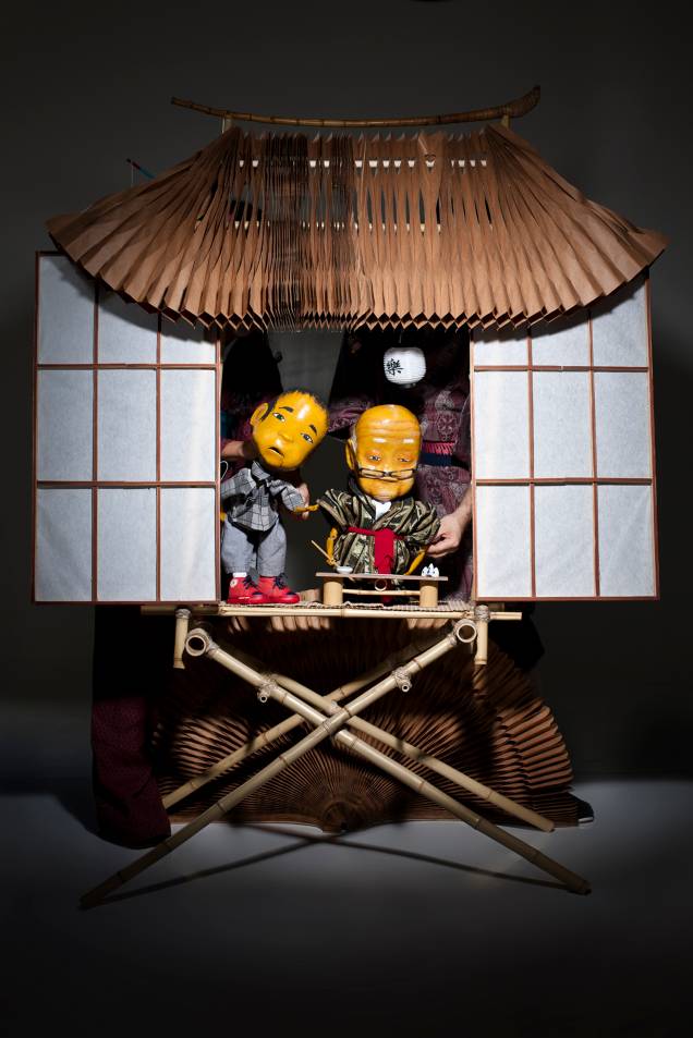 O Buda e a Baleia: companhia utiliza a técnica do Kamishibai, teatro de papel japonês, que faz uso de um pequeno teatro montado sobre uma bicicleta com imagens para contar as histórias