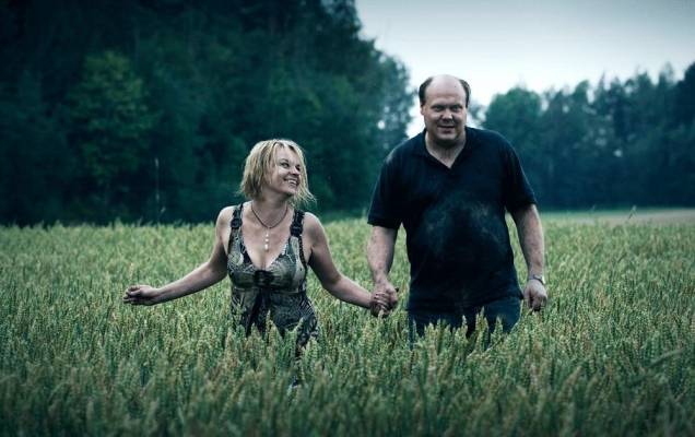 Comédia dramática dirigida por Mika Kaurismäki que fala de um casal que se divorcia, mas estabelece regras para conviverem sob o mesmo teto Comédia dramática dirigida por Mika Kaurismäki que fala de um casal que se divorcia, mas estabelece regras para conviverem sob o mesmo teto