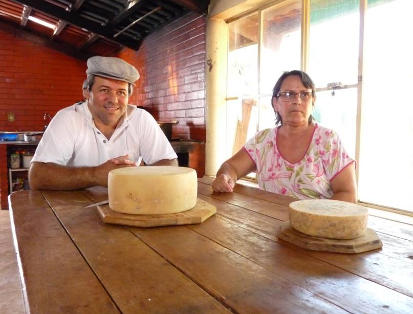 O Mineiro e o Queijo: os produtores de queijo Luciano e Helena Machado apresentam o queijo minas canastra real em Medeiros, região da Canastra