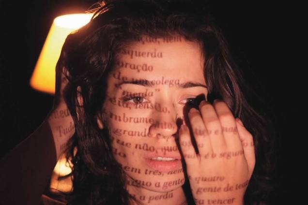 Angélica di Paula no monólogo O Ovo e a Galinha: adaptação para conto de Clarice Lispector Angélica di Paula no monólogo O Ovo e a Galinha: adaptação para conto de Clarice Lispector
