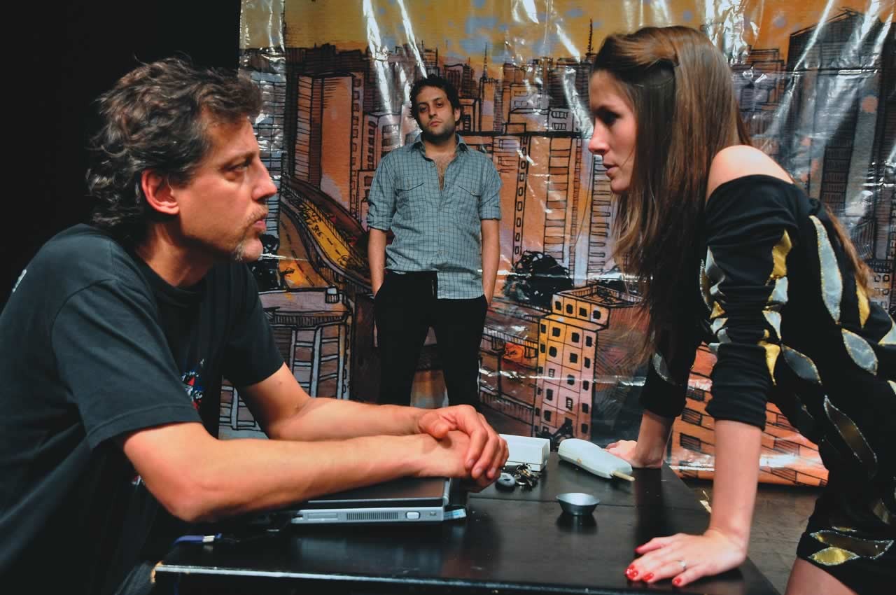 Anna Cecília Junqueira, Celso Melez e Raul Barretto em O Predador Entra na Sala