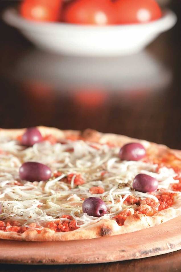 Pizza toscana (calabresa moída, mussarela, cebola e azeitona preta): uma das sugestões de O Rigoletto