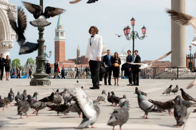 Johnny Depp vive um turista americano que viaja para a Itália para curar um coração partido, em O Turista Johnny Depp vive um turista americano que viaja para a Itália para curar um coração partido, em O Turista