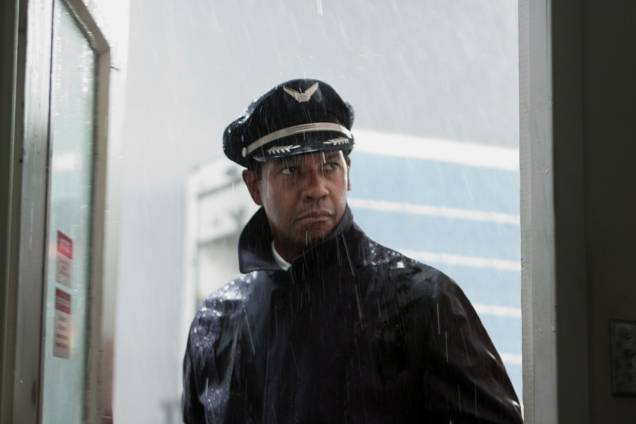 O Voo: Whip Whitaker (Denzel Washington) evita um desastre aéreo