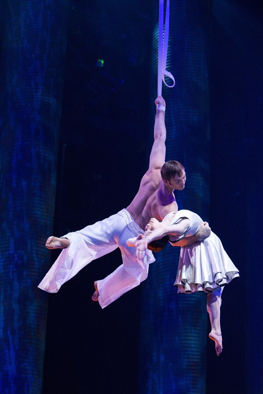 Cirque du Soleil - Outros Mundos: Igor Zaripov e Erica Linz, exibição de força e elasticidade Cirque du Soleil - Outros Mundos: Igor Zaripov e Erica Linz, exibição de força e elasticidade