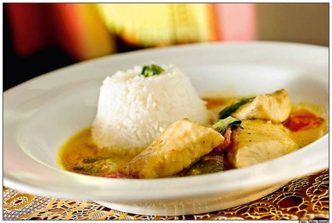 Obá - peixe em curry vermelho com arroz de jasmim