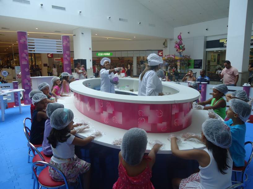 SP Market: Com ajuda de monitores, crianças preparam brigadeiros, cones de chocolate e cobertura para biscoitos