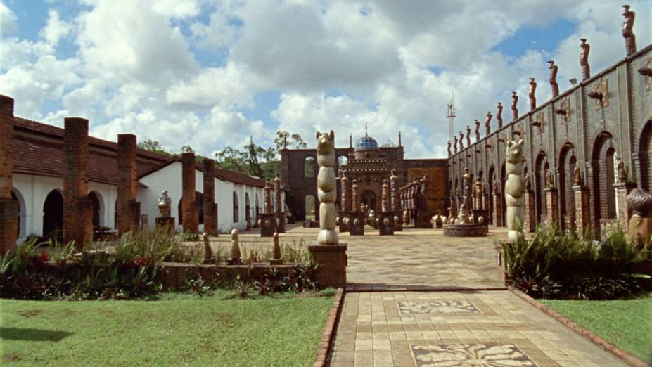 Imagem da oficina de Francisco Brennand em uma zona afastada do centro de Recife