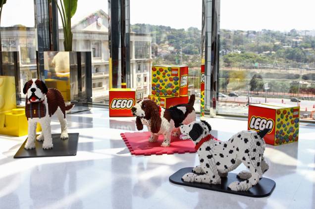 Esculturas: peças feitas de LEGO ficam expostas na área de lazer