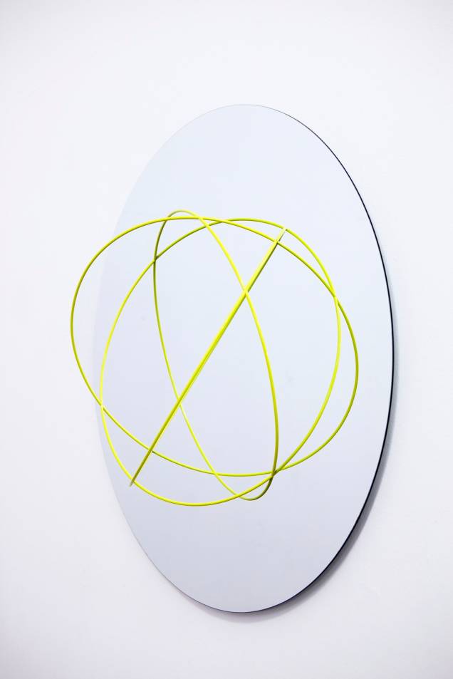 Your viewing orbit 2, 2013 - Espelho, aço, latão, pintura (amarelo), alumínio Your viewing orbit 2, 2013 - Espelho, aço, latão, pintura (amarelo), alumínio