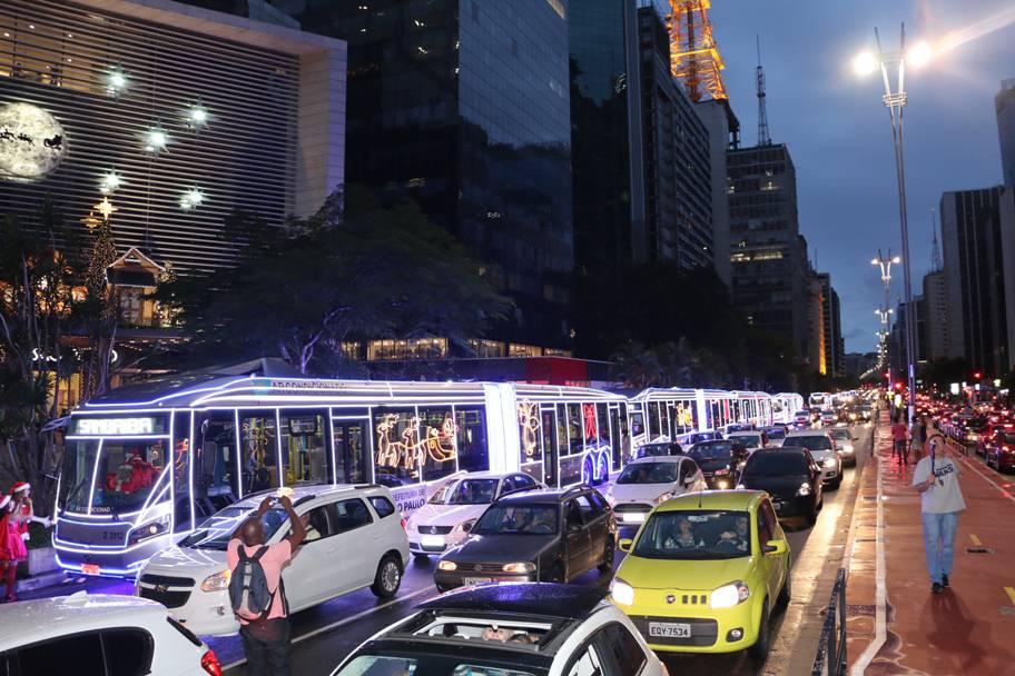 Ônibus iluminados