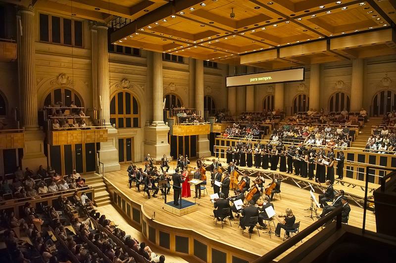A orquestra e o coro do Conservatório de Tatuí