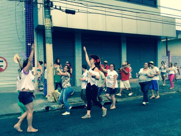Foliões ao som de famosas marchinhas Foliões ao som de famosas marchinhas