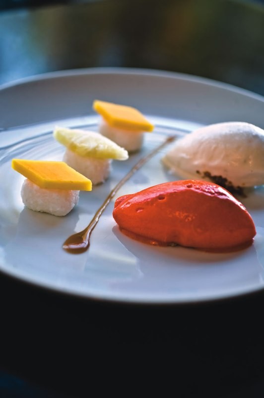 Sushis de manga e abacaxi com sorbet de pimentão vermelho