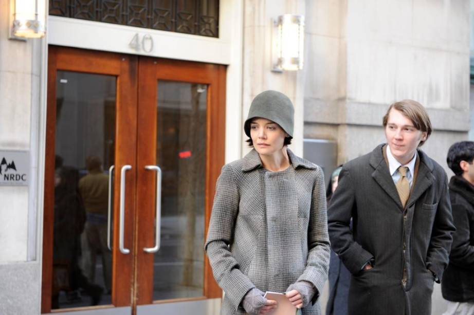 Katie Holmes e Paul Dano em Os Acompanhantes: a dupla forma um casal na comédia Katie Holmes e Paul Dano em Os Acompanhantes: a dupla forma um casal na comédia