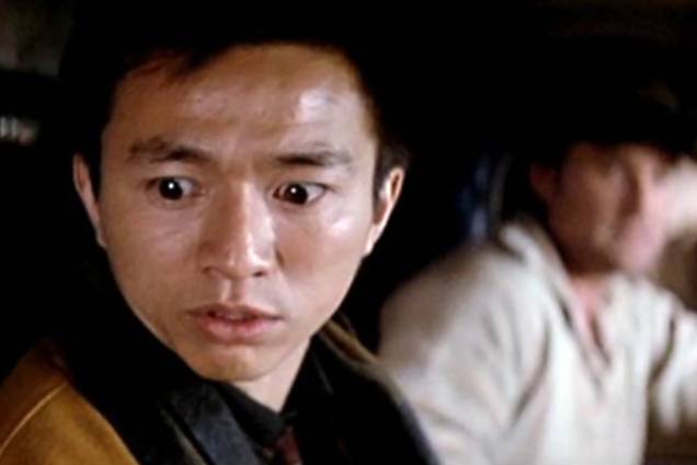Dennis Dun em Os Aventureiros do Bairro Proibido: duas gangues de Chinatown visam uma moça de olhos esmeralda Dennis Dun em Os Aventureiros do Bairro Proibido: duas gangues de Chinatown visam uma moça de olhos esmeralda