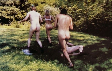 Considerado o primeiro filme do movimento do Dogma 95, Os Idiotas, de Lars von Trier, conta a história de um grupo de jovens saudáveis que resolvem se comportar propositalmente como doentes mentais Considerado o primeiro filme do movimento do Dogma 95, Os Idiotas, de Lars von Trier, conta a história de um grupo de jovens saudáveis que resolvem se comportar propositalmente como doentes mentais