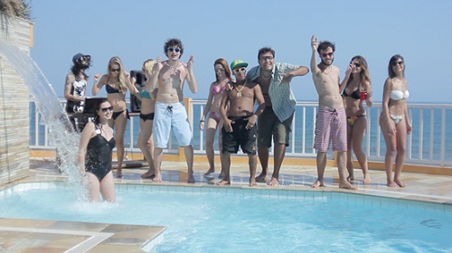 Ricardo Macchi, o Cigano Igor, atua em clipe de funk; assista a “Festa na Piscina”