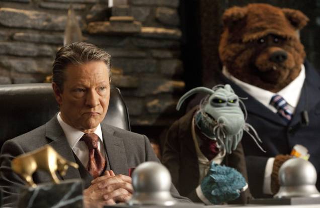 Os malvados: após descobrir que existe petróleo no solo do Muppet Theatre, Tex Richman (Chris Cooper) deseja destruir o local Os malvados: após descobrir que existe petróleo no solo do Muppet Theatre, Tex Richman (Chris Cooper) deseja destruir o local