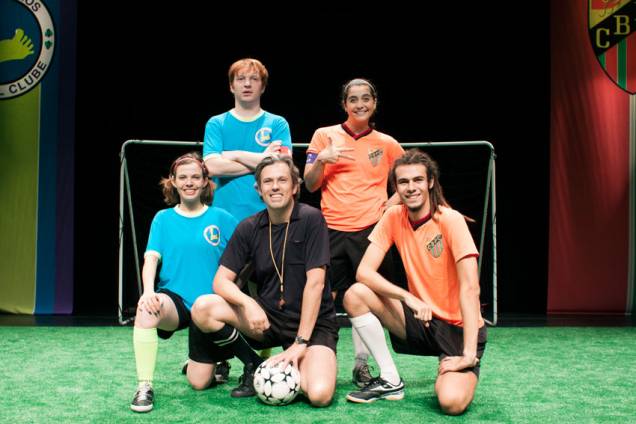 A peça faz uma viagem pela história do futebol e a paixão pelo esporte A peça faz uma viagem pela história do futebol e a paixão pelo esporte