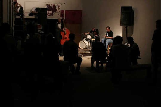 Foco na música: nos fundos de uma marcenaria, a Serralheria apresenta shows de músicos e VJs