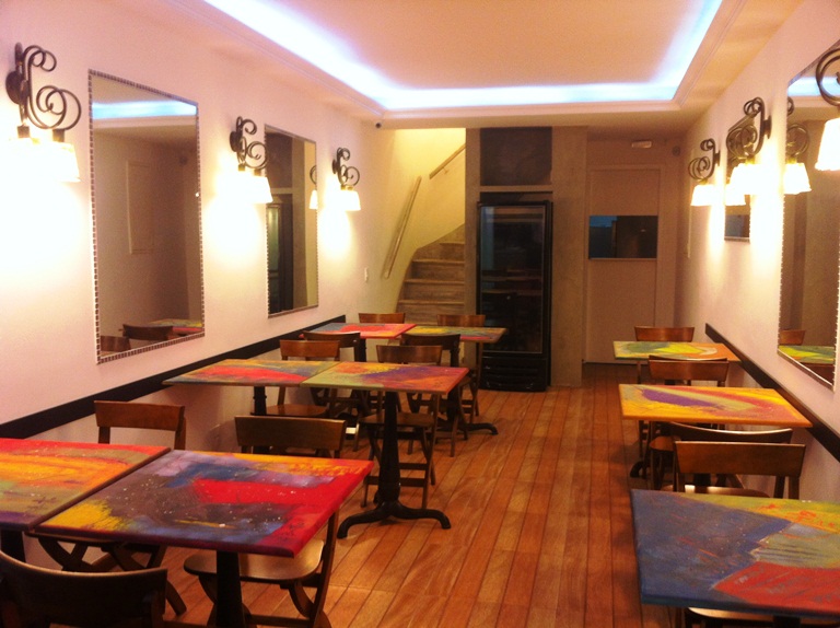 Salão charmoso: mesas pintadas pela artista plástica Cristina Britto