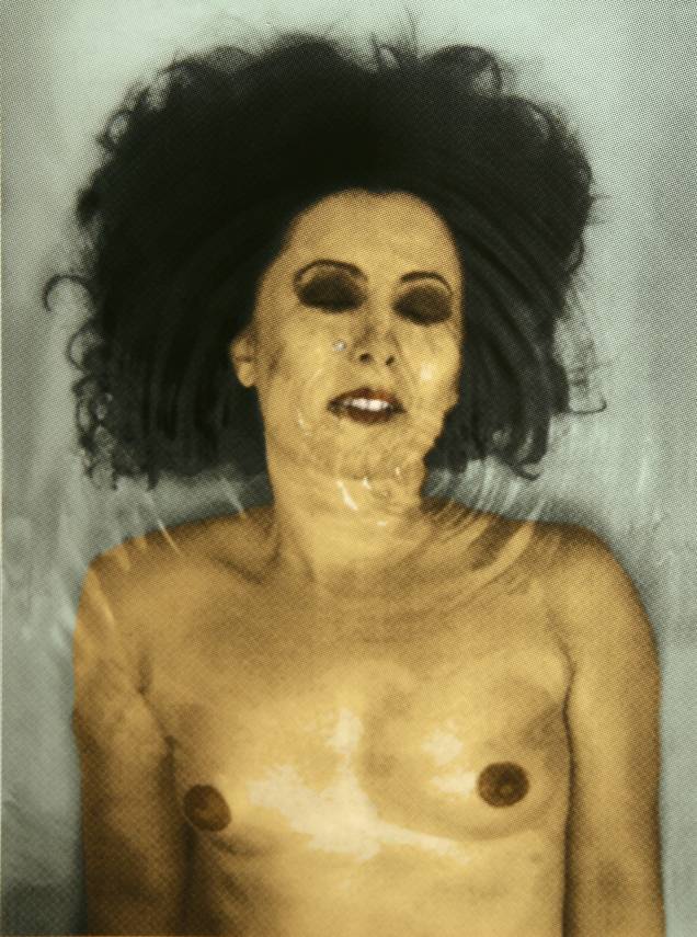 Fotos de Casado recebem um sombreamento em retícula transferido artesanalmente Fotos de Casado recebem um sombreamento em retícula transferido artesanalmente