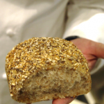 Pão mouro: mistura quatro farinhas diferentes moída grosseiramente e lembra o integral